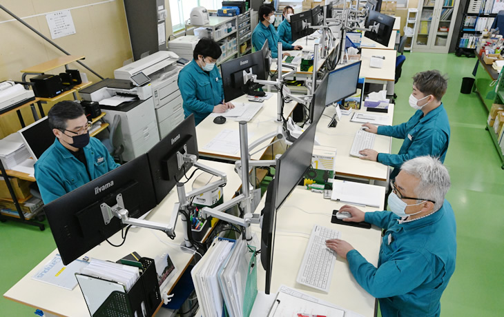 設計者が立ち作業に変更したことで生産性が向上しました